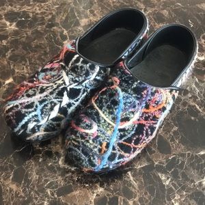 Adorable yarn DANSKO clogs!! Will match any scrub!